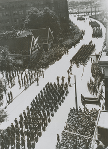 875691 Overzicht van groepen infanteristen tijdens de Memorial D-Day Parade van de 3rd Canadian Infantry Division op ...